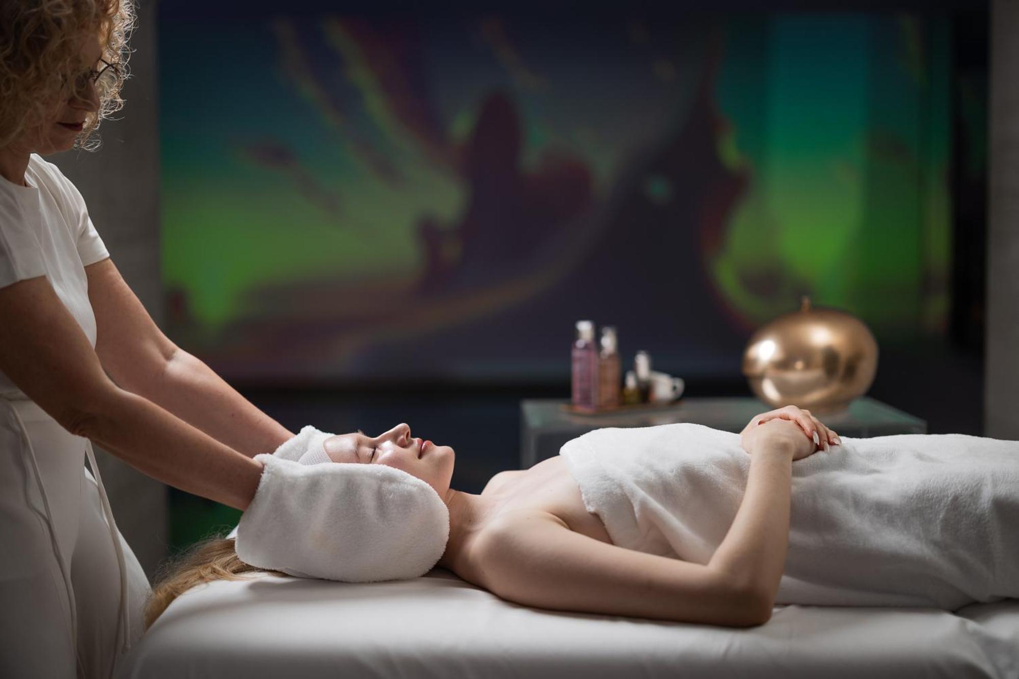 Helvetia&Bristol Firenze - Starhotels Collezione Екстер'єр фото A woman receiving a facial treatment