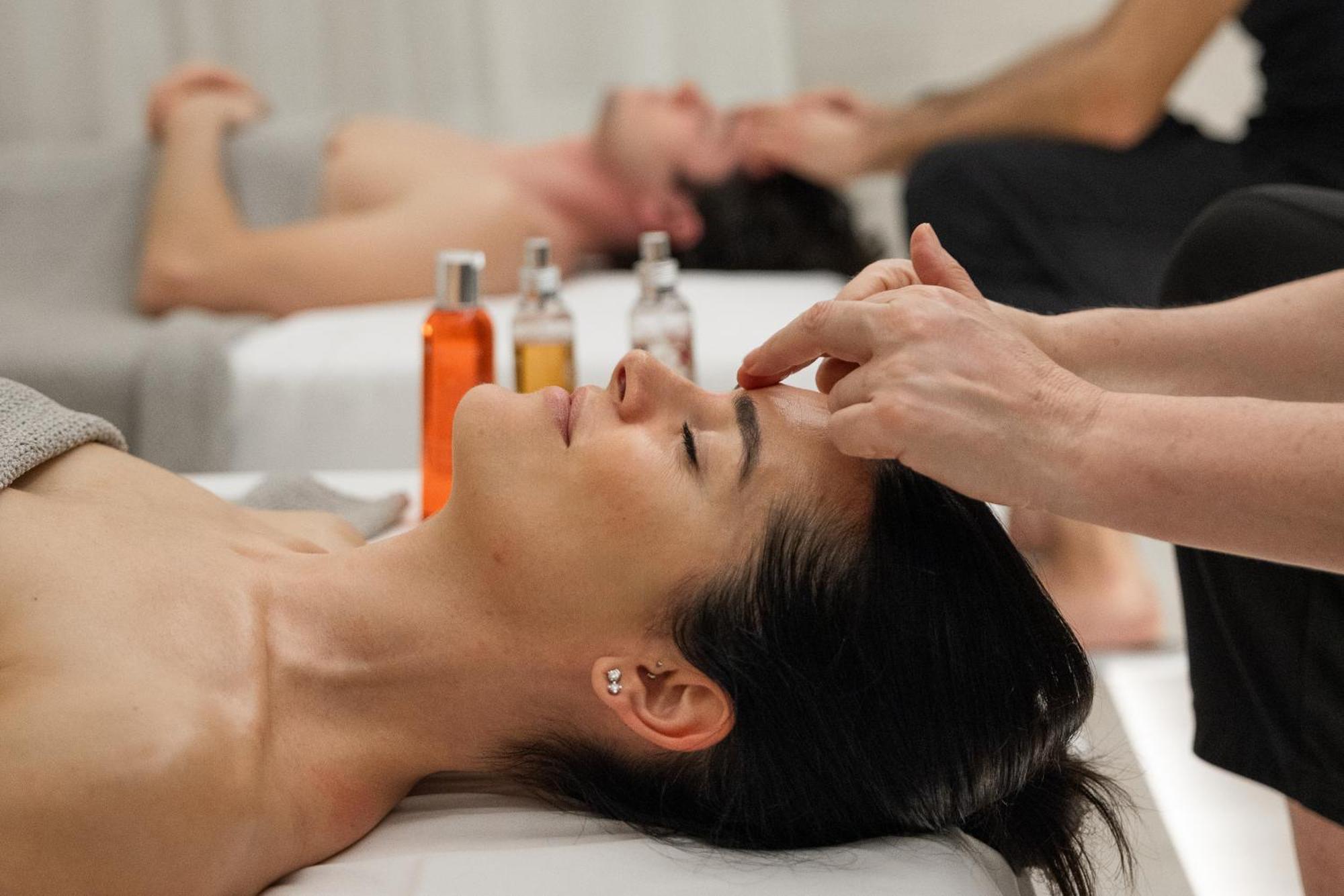 Helvetia&Bristol Firenze - Starhotels Collezione Екстер'єр фото A woman receiving a head massage