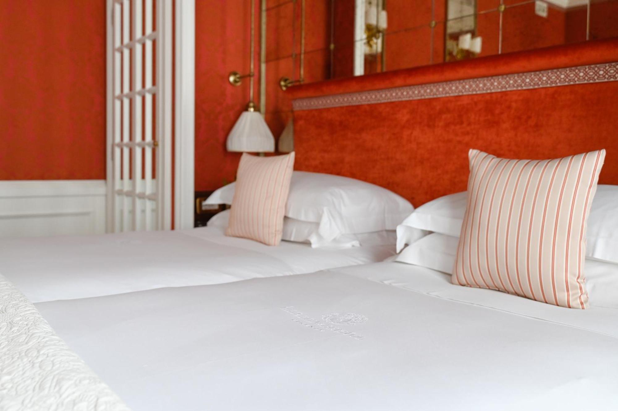 Helvetia&Bristol Firenze - Starhotels Collezione Екстер'єр фото A bed with pillows
